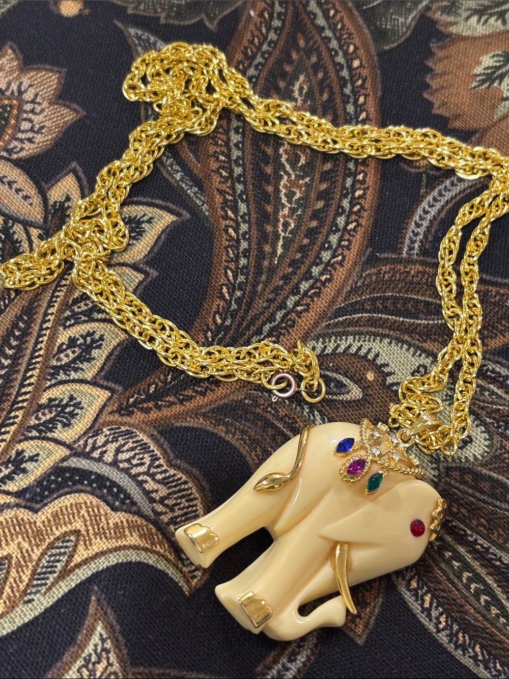 Vintage bejeweled 80’s Elephant Pendant/Necklace